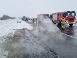 Pożar auta na A4. Szybka reakcja żandarmerii ograniczyła straty