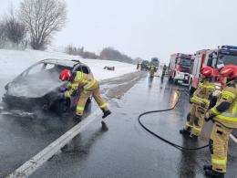 Pożar auta na A4. Szybka reakcja żandarmerii ograniczyła straty