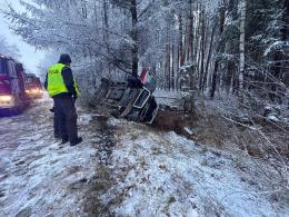 Bus wypadł z drogi w Dańcu. Kierowca trafił do szpitala