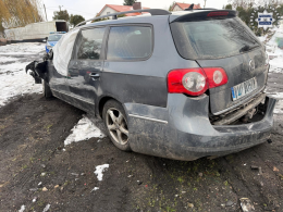  Kierowca porzucił rozbity samochód i uciekł z miejsca zdarzenia