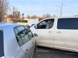 Zderzenie busa z samochodem osobowym na ulicy Sosnkowskiego