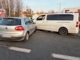 Zderzenie busa z samochodem osobowym na ulicy Sosnkowskiego
