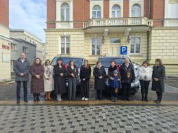 Dwa nowiutkie busy dla rodzin zastępczych z powiatu nyskiego