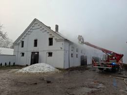 Pożar budynku gospodarczego przy stadninie w Mosznej. Ewakuowano 22 konie