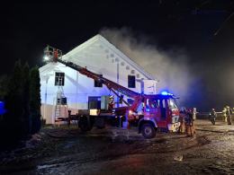 Pożar budynku gospodarczego przy stadninie w Mosznej. Ewakuowano 22 konie