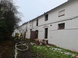 Pożar budynku gospodarczego przy stadninie w Mosznej. Ewakuowano 22 konie