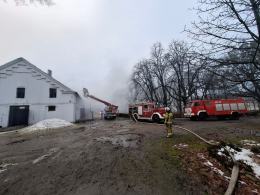 Pożar budynku gospodarczego przy stadninie w Mosznej. Ewakuowano 22 konie