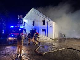 Pożar budynku gospodarczego przy stadninie w Mosznej. Ewakuowano 22 konie