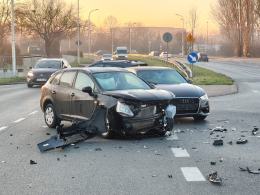 Zderzenie dwóch pojazdów na skrzyżowaniu w Opolu. Trwa ustalanie okoliczności