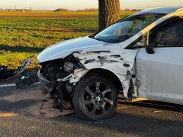 Opole-Sławice: zderzenie na ul. Opolskiej. Jedno z aut dachowało, lądował LPR