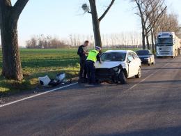 Opole-Sławice: zderzenie na ul. Opolskiej. Jedno z aut dachowało, lądował LPR