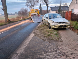 Zderzenie dwóch aut w Chróścicach. Audi dachowało
