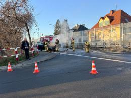 Opole. Pożar samochodu na wiadukcie kolejowym przy ul. Kowalczyków