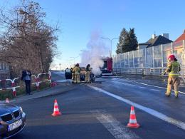 Opole. Pożar samochodu na wiadukcie kolejowym przy ul. Kowalczyków