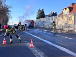 Opole. Pożar samochodu na wiadukcie kolejowym przy ul. Kowalczyków