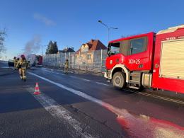 Opole. Pożar samochodu na wiadukcie kolejowym przy ul. Kowalczyków