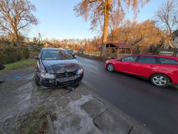 Wypadek na ul. Opolskiej w Luboszycach. Uszkodzona balustrada mostu