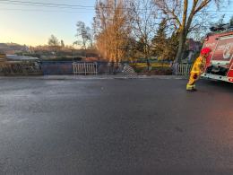 Wypadek na ul. Opolskiej w Luboszycach. Uszkodzona balustrada mostu