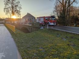 Wypadek na ul. Opolskiej w Luboszycach. Uszkodzona balustrada mostu