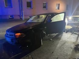 BMW wypadło z drogi w Ozimku. Kierowca porzucił auto