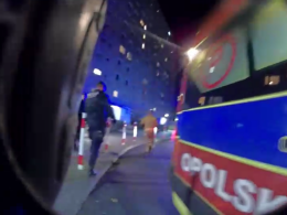Weszli przez balkon, aby udzielić mężczyźnie pomocy