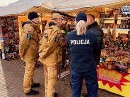Policjanci i strażacy kontrolują punkty sprzedaży fajerwerków