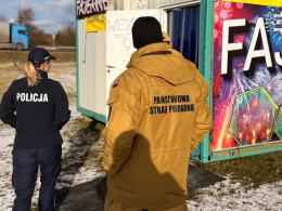 Policjanci i strażacy kontrolują punkty sprzedaży fajerwerków