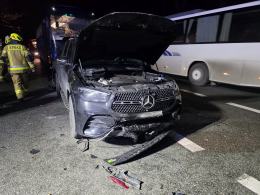 Zderzenie autobusu i dwóch samochodów osobowych- trzy osoby poszkodowane