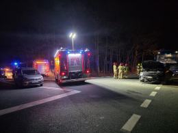 Zderzenie autobusu i dwóch samochodów osobowych- trzy osoby poszkodowane