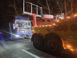 Zderzenie autobusu i dwóch samochodów osobowych- trzy osoby poszkodowane