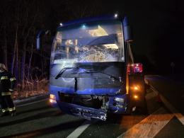 Zderzenie autobusu i dwóch samochodów osobowych- trzy osoby poszkodowane