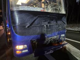 Zderzenie autobusu i dwóch samochodów osobowych- trzy osoby poszkodowane