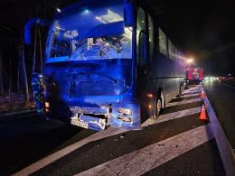 Zderzenie autobusu i dwóch samochodów osobowych- trzy osoby poszkodowane