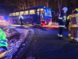 Zderzenie autobusu i dwóch samochodów osobowych- trzy osoby poszkodowane