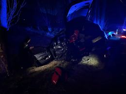 Popielów:Samochód uderzył w bariery i drzewo