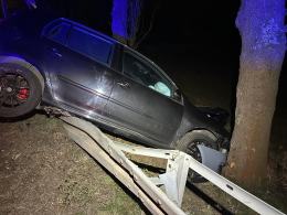 Popielów:Samochód uderzył w bariery i drzewo