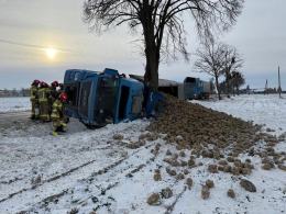 Ciężarówka przewróciła się na DK40. Kierowca zabrany do szpitala