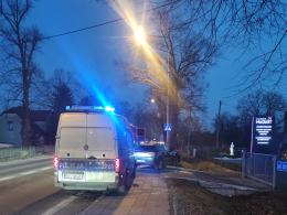 Lexus rozbity o drzewo w Opolu. Kierowca miał ponad 2 promile alkoholu
