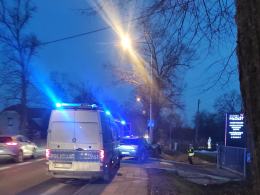 Lexus rozbity o drzewo w Opolu. Kierowca miał ponad 2 promile alkoholu