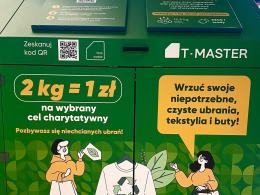Drugie życie dla ubrań i realna pomoc. Ubraniomat stanął w Karolince