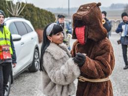 Niedźwiedź znów zatańczył w Chróścinie. Barwny korowód przeszedł przez wieś