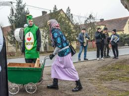 Niedźwiedź znów zatańczył w Chróścinie. Barwny korowód przeszedł przez wieś