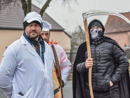 Niedźwiedź znów zatańczył w Chróścinie. Barwny korowód przeszedł przez wieś