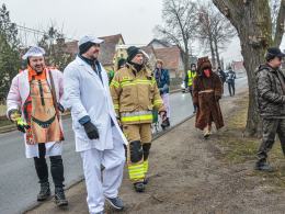 Niedźwiedź znów zatańczył w Chróścinie. Barwny korowód przeszedł przez wieś