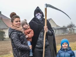 Niedźwiedź znów zatańczył w Chróścinie. Barwny korowód przeszedł przez wieś