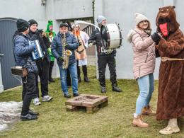 Niedźwiedź znów zatańczył w Chróścinie. Barwny korowód przeszedł przez wieś