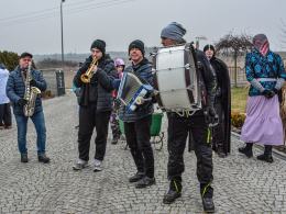 Niedźwiedź znów zatańczył w Chróścinie. Barwny korowód przeszedł przez wieś
