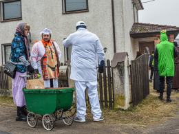 Niedźwiedź znów zatańczył w Chróścinie. Barwny korowód przeszedł przez wieś