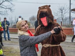 Niedźwiedź znów zatańczył w Chróścinie. Barwny korowód przeszedł przez wieś