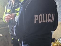 Policjanci odpowiedzieli na potrzeby bezdomnego. Pomoc zamiast presji